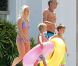 Britney Spears, ses enfants Sean Preston et Jayden James, et le fiancé de la chanteuse, Jason Trawick, se rendent à la plage, à Hawaï, le jeudi 5 juillet 2012.