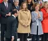 Valérie Trierweiler, un mois après le Twittweilergate des législatives, assistait au défilé militaire de la Fête nationale, le 14 juillet 2012, installée dans la tribune des conjoints des membres du gouvernement, à la gauche de la tribune présidentielle d'où son compagnon François Hollande, chef de l'Etat et des armées, a suivi la parade.