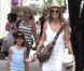Heidi Klum en compagnie de ses parents Erna et Gunther ainsi que de ses quatre enfants, Leni, Henry, Johan et Lou à New York, le 14 juillet 2012