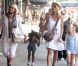 Heidi Klum en compagnie de ses parents Erna et Gunther ainsi que de ses quatre enfants, Leni, Henry, Johan et Lou à New York, le 14 juillet 2012
