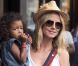 Heidi Klum en compagnie de ses parents Erna et Gunther ainsi que de ses quatre enfants, Leni, Henry, Johan et Lou à New York, le 14 juillet 2012