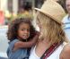 Heidi Klum en compagnie de ses parents Erna et Gunther ainsi que de ses quatre enfants, Leni, Henry, Johan et Lou à New York, le 14 juillet 2012