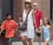 Heidi Klum en compagnie de ses parents Erna et Gunther ainsi que de ses quatre enfants, Leni, Henry, Johan et Lou à New York, le 14 juillet 2012 - Heidi Klum entourée par Henry et Leni