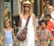 Heidi Klum en compagnie de ses parents Erna et Gunther ainsi que de ses quatre enfants, Leni, Henry, Johan et Lou à New York, le 14 juillet 2012