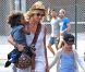 Heidi Klum en compagnie de ses quatre enfants, Leni, Henry, Johan et Lou à New York, le 14 juillet 2012