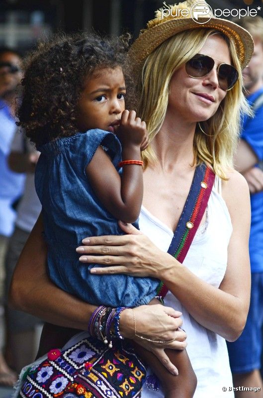 Heidi Klum en compagnie de ses quatre enfants, Leni, Henry, Johan et Lou à New York, le 14 juillet 2012- Ici avec Lou