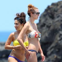 Sexy, Eva Amurri en bikini en vacances à Hawaï le 4 juillet 2012