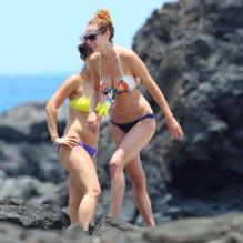 Avec une amie, Eva Amurri en bikini en vacances à Hawaï le 4 juillet 2012