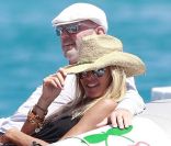 Elle Macpherson et son compagnon Roger Jenkins profite d'un moment à deux le 16 juillet 2012 à Ibiza
