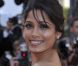 Freida Pinto, photographiée en pleine montée des marches à Cannes le 16 mai 2012, est une des bombes de l'été selon GQ.