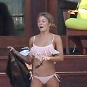 LeAnn Rimes : Sexy en maillot de bain en dentelle, elle attrape froid