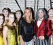 Heidi Klum pose avec la troupe du Cirque du Soleil dans la coulisse du Radio City Music Hall de New York le 20 juillet 2012