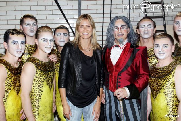Heidi Klum entourée de jeunes garçons en justaucorps membres de la troupe du Cirque du Soleil dans la coulisse du Radio City Music Hall de New York le 20 juillet 2012