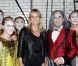 Heidi Klum entourée de jeunes garçons en justaucorps membres de la troupe du Cirque du Soleil dans la coulisse du Radio City Music Hall de New York le 20 juillet 2012