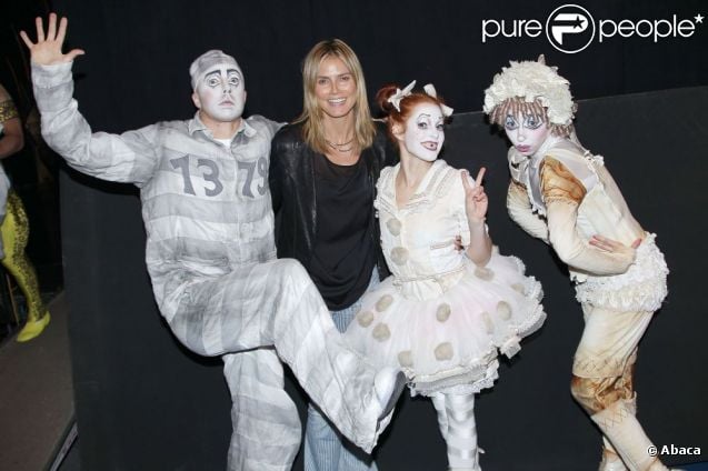 Heidi Klum pose avec le sourire au milieu de la troupe du Cirque du Soleil dans la coulisse du Radio City Music Hall de New York le 20 juillet 2012