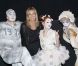 Heidi Klum pose avec le sourire au milieu de la troupe du Cirque du Soleil dans la coulisse du Radio City Music Hall de New York le 20 juillet 2012