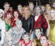 Heidi Klum peu rassurée au milieu de la troupe du Cirque du Soleil dans la coulisse du Radio City Music Hall de New York le 20 juillet 2012