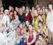 Heidi Klum pose avec la troupe du Cirque du Soleil dans la coulisse du Radio City Music Hall de New York le 20 juillet 2012