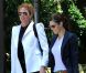  Jessica Biel, particulièrement stylée, quitte le Four Seasons avec une amie. Beverly Hills, le 24 juillet 2012. 