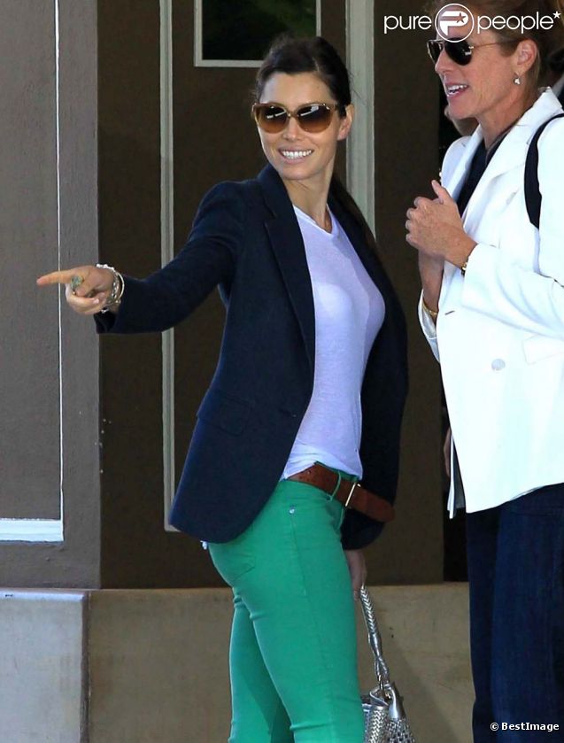 Jessica Biel, souriante, quitte l'hôtel Four Seasons à Beverly Hills. Le 24 juillet 2012.