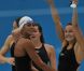 Camille Muffat, Charlotte Bonnet, Ophelie-Cyrielle Etienne et Coralie Balmy heureuses après avoir décroché le bronze olympique lors du relais 4x200 m nage libre lors des Jeux olympiques de Londres le 1er août 2012