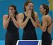 Camille Muffat, Charlotte Bonnet, Ophelie-Cyrielle Etienne et Coralie Balmy heureuses après avoir décroché le bronze olympique lors du relais 4x200 m nage libre lors des Jeux olympiques de Londres le 1er août 2012