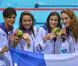 Camille Muffat, Charlotte Bonnet, Ophelie-Cyrielle Etienne et Coralie Balmy heureuses après avoir décroché le bronze olympique lors du relais 4x200 m nage libre lors des Jeux olympiques de Londres le 1er août 2012