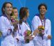 Camille Muffat, Charlotte Bonnet, Ophelie-Cyrielle Etienne et Coralie Balmy heureuses après avoir décroché le bronze olympique lors du relais 4x200 m nage libre lors des Jeux olympiques de Londres le 1er août 2012