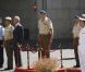 Le roi Juan Carlos Ier d'Espagne lors de sa visite le 2 août 2012 au ministère de la Défense, à Madrid. Victime d'une chute après la revue des troupes, dont résultent des contusions sur son nez et son menton, le monarque a toutefois poursuivi sa mission.