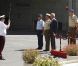 Le roi Juan Carlos Ier d'Espagne lors de sa visite le 2 août 2012 au ministère de la Défense, à Madrid. Victime d'une chute après la revue des troupes, dont résultent des contusions sur son nez et son menton, le monarque a toutefois poursuivi sa mission.