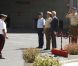Le roi Juan Carlos Ier d'Espagne lors de sa visite le 2 août 2012 au ministère de la Défense, à Madrid. Victime d'une chute après la revue des troupes, dont résultent des contusions sur son nez et son menton, le monarque a toutefois poursuivi sa mission.