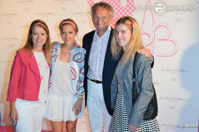 Nelson Monfort avec sa femme et leurs filles Victoria et Isaure, Paris, le 14 juin 2010