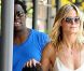 Heidi Klum dans les rues de New York profite de ses enfants lors d'une pause familiale et a été épaulée par le frère de Seal (en t-shirt bleu). Le 4 août 2012