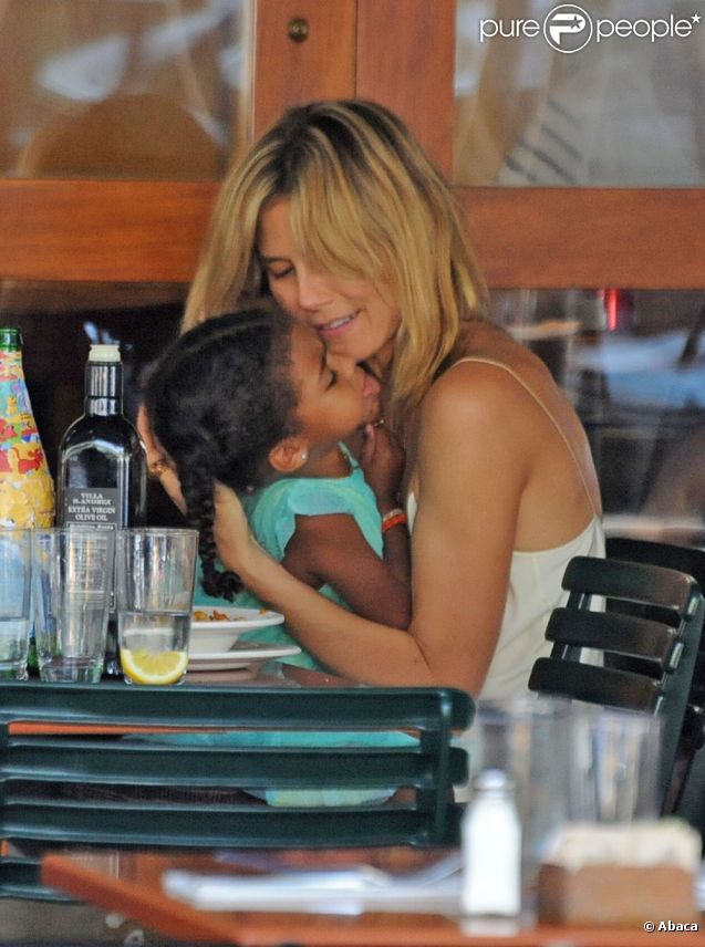 Instant complice entre Lou et sa maman Heidi Klum à New York le 4 août 2012