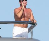 Simon Cowell profite sur un yacht de la douceur des vacances au large de Saint-Tropez, le 8 août 2012