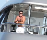 Simon Cowell profite de la douceur des vacances au large de Saint-Tropez, le 8 août 2012