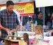 Bienveillant, Ben Affleck et ses filles au Farmers Market le 12 août 2012 à Los Angeles