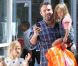 Ben Affleck et ses filles au Farmers Market le 12 août 2012 à Los Angeles