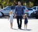 Ben Affleck tient ses filles par la main au Farmers Market le 12 août 2012 à Los Angeles