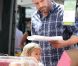 Ben Affleck et ses filles curieuses de tout au Farmers Market le 12 août 2012 à Los Angeles