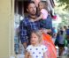 Papa poule, Ben Affleck et ses filles au Farmers Market le 12 août 2012 à Los Angeles