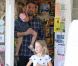 Ben Affleck et ses filles au Farmers Market le 12 août 2012 à Los Angeles