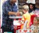 Ben Affleck et ses filles au Farmers Market le 12 août 2012 à Los Angeles