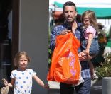 Sortie au Farmers Market de Los Angeles pour Ben Affleck et ses filles le 12 août 2012
