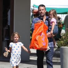 Sortie au Farmers Market de Los Angeles pour Ben Affleck et ses filles le 12 août 2012