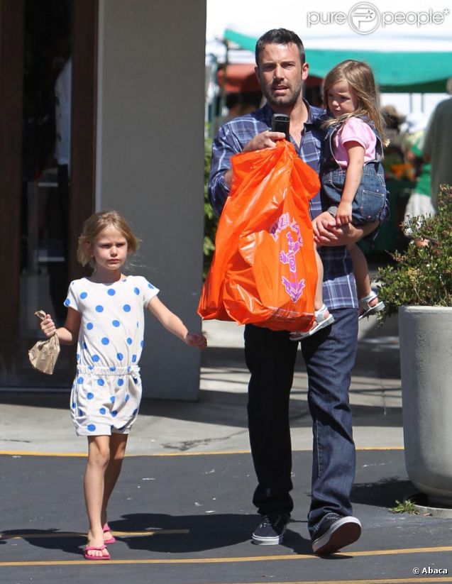 Sortie au Farmers Market de Los Angeles pour Ben Affleck et ses filles le 12 août 2012