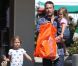 Sortie au Farmers Market de Los Angeles pour Ben Affleck et ses filles le 12 août 2012