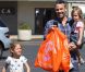 Sortie au Farmers Market de Los Angeles pour Ben Affleck et ses filles le 12 août 2012
