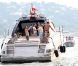 Virée sur un yacht au large de St-Tropez, pour Elton John et ses amis, le lundi 13 août 2012.