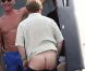  Elton John montre ses fesses aux photographes, sur un yacht au large de St-Tropez, le lundi 13 août 2012. 
